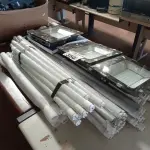 LOTE 350 - 03 REFLETORES E VÁRIAS LÂMPADAS TUBULARES DE LED MARCAS E MODELOS DIVERSOS. (NO ESTADO, LEILÃO NÃO TEM GARANTIA E NEM DEVOLUÇÃO, SUJEITO A POSSÍVEIS AVARIAS VISÍVEIS/OCULTAS E/OU AUSÊNCIA DE COMPONENTES).
