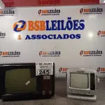LOTE 245 - 01 MONITOR ANTIGO E 01 TV/RADIO 12V. (NO ESTADO, LEILÃO NÃO TEM GARANTIA E NEM DEVOLUÇÃO, SUJEITO A POSSÍVEIS AVARIAS VISÍVEIS/OCULTAS E/OU AUSÊNCIA DE COMPONENTES).
