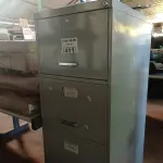 LOTE 411 - 01 ARMÁRIO DE AÇO COM 04 GAVETAS. (NO ESTADO, LEILÃO NÃO TEM GARANTIA E NEM DEVOLUÇÃO, SUJEITO A POSSÍVEIS AVARIAS VISÍVEIS/OCULTAS E/OU AUSÊNCIA DE COMPONENTES).