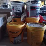 LOTE 373 - 06 BALDES DE MANTA ASFÁLTICA, 01 BALDE DE VEDAPREN PAREDE, 02 BALDES DE ADITIVO IMPERMEABILIZANTE PARA CONCRETOS E ARGAMASSAS, 02 BALDES DE DRYKOPRIMER ACQUA E 01 BALDE DE VICOPREN PAREDE 3,6L TODOS COM AVARIAS. (NO ESTADO, LEILÃO NÃO TEM GARANTIA E NEM DEVOLUÇÃO, SUJEITO A POSSÍVEIS AVARIAS VISÍVEIS/OCULTAS E/OU AUSÊNCIA DE COMPONENTES).
