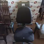 LOTE 426 - 02 CADEIRAS DE ESCRITÓRIO COM BASE GIRATÓRIA. (NO ESTADO, LEILÃO NÃO TEM GARANTIA E NEM DEVOLUÇÃO, SUJEITO A POSSÍVEIS AVARIAS VISÍVEIS/OCULTAS E/OU AUSÊNCIA DE COMPONENTES).