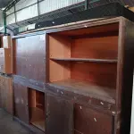 LOTE 451 - 01 ARMÁRIOS BAIXOS COM PORTAS DE CORRES E 01 COLCHÃO DE SOLTEIRO. (NO ESTADO, LEILÃO NÃO TEM GARANTIA E NEM DEVOLUÇÃO, SUJEITO A POSSÍVEIS AVARIAS VISÍVEIS/OCULTAS E/OU AUSÊNCIA DE COMPONENTES).