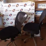 LOTE 461 - 02 CADEIRAS DE ESCRITÓRIO COM BASE GIRATÓRIA. (NO ESTADO, LEILÃO NÃO TEM GARANTIA E NEM DEVOLUÇÃO, SUJEITO A POSSÍVEIS AVARIAS VISÍVEIS/OCULTAS E/OU AUSÊNCIA DE COMPONENTES).