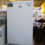 LOTE 133 - 01 FRIGOBAR 220V. (NO ESTADO, LEILÃO NÃO TEM GARANTIA E NEM DEVOLUÇÃO, SUJEITO A POSSÍVEIS AVARIAS VISÍVEIS/OCULTAS E/OU AUSÊNCIA DE COMPONENTES).