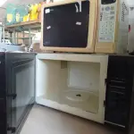 LOTE 241 - 02 MICRO-ONDAS MARCAS E MODELOS DIVERSOS PARA RETIRADA DE PEÇAS. (NO ESTADO, LEILÃO NÃO TEM GARANTIA E NEM DEVOLUÇÃO, SUJEITO A POSSÍVEIS AVARIAS VISÍVEIS/OCULTAS E/OU AUSÊNCIA DE COMPONENTES).