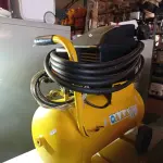 LOTE 275 - 01 COMPRESSOR DE AR MARCA PRESSURE MOTO PRESS 116LBF/POL² 24LITROS 8BAR 2HP. (NO ESTADO, LEILÃO NÃO TEM GARANTIA E NEM DEVOLUÇÃO, SUJEITO A POSSÍVEIS AVARIAS VISÍVEIS/OCULTAS E/OU AUSÊNCIA DE COMPONENTES).