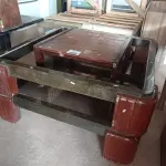LOTE 458 - 03 MESAS DE CENTRO EM MADEIRA MODELOS DIVERSOS. (NO ESTADO, LEILÃO NÃO TEM GARANTIA E NEM DEVOLUÇÃO, SUJEITO A POSSÍVEIS AVARIAS VISÍVEIS/OCULTAS E/OU AUSÊNCIA DE COMPONENTES).