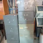 LOTE 224 - 03 ARMÁRIOS DE AÇO COM 02 GAVETAS CADA. (NO ESTADO, LEILÃO NÃO TEM GARANTIA E NEM DEVOLUÇÃO, SUJEITO A POSSÍVEIS AVARIAS VISÍVEIS/OCULTAS E/OU AUSÊNCIA DE COMPONENTES).