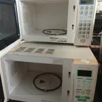 LOTE 298 - 03 MICRO-ONDAS MARCAS E MODELOS DIVERSOS PARA RETIRADA DE PEÇAS. (NO ESTADO, LEILÃO NÃO TEM GARANTIA E NEM DEVOLUÇÃO, SUJEITO A POSSÍVEIS AVARIAS VISÍVEIS/OCULTAS E/OU AUSÊNCIA DE COMPONENTES).
