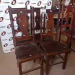 LOTE 465 - 04 CADEIRAS EM MADEIRA. (NO ESTADO, LEILÃO NÃO TEM GARANTIA E NEM DEVOLUÇÃO, SUJEITO A POSSÍVEIS AVARIAS VISÍVEIS/OCULTAS E/OU AUSÊNCIA DE COMPONENTES).