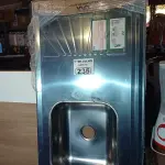 LOTE 235 - 01 PIA EM AÇO INOX CIMENTADA COM 01 CUBA MEDINDO 1,40M X 0,53CM. (NO ESTADO, LEILÃO NÃO TEM GARANTIA E NEM DEVOLUÇÃO, SUJEITO A POSSÍVEIS AVARIAS VISÍVEIS/OCULTAS E/OU AUSÊNCIA DE COMPONENTES).