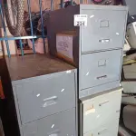 LOTE 224 - 03 ARMÁRIOS DE AÇO COM 02 GAVETAS CADA. (NO ESTADO, LEILÃO NÃO TEM GARANTIA E NEM DEVOLUÇÃO, SUJEITO A POSSÍVEIS AVARIAS VISÍVEIS/OCULTAS E/OU AUSÊNCIA DE COMPONENTES).