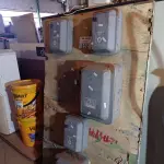 LOTE 232 - 01 QUADRO ELÉTRICO ANTIGO. (NO ESTADO, LEILÃO NÃO TEM GARANTIA E NEM DEVOLUÇÃO, SUJEITO A POSSÍVEIS AVARIAS VISÍVEIS/OCULTAS E/OU AUSÊNCIA DE COMPONENTES).