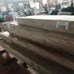 LOTE 409 - 01 LOTE COM VÁRIAS PEÇAS DE MÓVEIS DESMONTADOS. (NO ESTADO, LEILÃO NÃO TEM GARANTIA E NEM DEVOLUÇÃO, SUJEITO A POSSÍVEIS AVARIAS VISÍVEIS/OCULTAS E/OU AUSÊNCIA DE COMPONENTES).