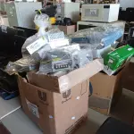 LOTE 311 - 01 LOTE COM VÁRIAS FONTES 12V, COOLERS E PERIFÉRICOS DIVERSOS. (NO ESTADO, LEILÃO NÃO TEM GARANTIA E NEM DEVOLUÇÃO, SUJEITO A POSSÍVEIS AVARIAS VISÍVEIS/OCULTAS E/OU AUSÊNCIA DE COMPONENTES).