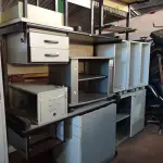 LOTE 447 - 01 LOTE COM VÁRIAS MESAS EM MADEIRA MARCAS E MODELOS DIVERSOS. (NO ESTADO, LEILÃO NÃO TEM GARANTIA E NEM DEVOLUÇÃO, SUJEITO A POSSÍVEIS AVARIAS VISÍVEIS/OCULTAS E/OU AUSÊNCIA DE COMPONENTES).
