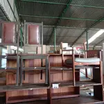 LOTE 459 - 01 MESA, 02 PRATELEIRAS E 02 CADEIRAS EM MADEIRA. (NO ESTADO, LEILÃO NÃO TEM GARANTIA E NEM DEVOLUÇÃO, SUJEITO A POSSÍVEIS AVARIAS VISÍVEIS/OCULTAS E/OU AUSÊNCIA DE COMPONENTES).