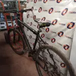 LOTE 292 - 01 BICICLETA ARO 26. (NO ESTADO, LEILÃO NÃO TEM GARANTIA E NEM DEVOLUÇÃO, SUJEITO A POSSÍVEIS AVARIAS VISÍVEIS/OCULTAS E/OU AUSÊNCIA DE COMPONENTES).