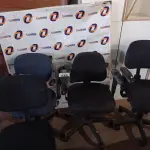 LOTE 435 - 04 CADEIRAS DE ESCRITÓRIO COM BASE GIRATÓRIA SENDO 01 NA COR AZUL. (NO ESTADO, LEILÃO NÃO TEM GARANTIA E NEM DEVOLUÇÃO, SUJEITO A POSSÍVEIS AVARIAS VISÍVEIS/OCULTAS E/OU AUSÊNCIA DE COMPONENTES).