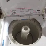 LOTE 437 - 01 MÁQUINA DE LAVAR ROUPAS MARCA CÔNSUL 5KG 220V. (NO ESTADO, LEILÃO NÃO TEM GARANTIA E NEM DEVOLUÇÃO, SUJEITO A POSSÍVEIS AVARIAS VISÍVEIS/OCULTAS E/OU AUSÊNCIA DE COMPONENTES).