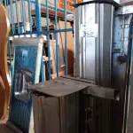 LOTE 398 - 02 PORTAS DE ENROLAR NAS MEDIDAS: 1,32M/0,98CM LARGURAS. (NO ESTADO, LEILÃO NÃO TEM GARANTIA E NEM DEVOLUÇÃO, SUJEITO A POSSÍVEIS AVARIAS VISÍVEIS/OCULTAS E/OU AUSÊNCIA DE COMPONENTES).