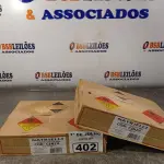 LOTE 402 - 12 LATAS DE ADESIVO PLÁSTICO 400GR NA COR CINZA. (NO ESTADO, LEILÃO NÃO TEM GARANTIA E NEM DEVOLUÇÃO, SUJEITO A POSSÍVEIS AVARIAS VISÍVEIS/OCULTAS E/OU AUSÊNCIA DE COMPONENTES).