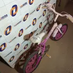 LOTE 221 - 01 BICICLETA INFANTIL ARO 16. (NO ESTADO, LEILÃO NÃO TEM GARANTIA E NEM DEVOLUÇÃO, SUJEITO A POSSÍVEIS AVARIAS VISÍVEIS/OCULTAS E/OU AUSÊNCIA DE COMPONENTES).