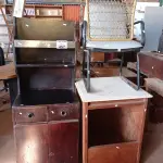 LOTE 457 - 02 ARMÁRIOS EM MADEIRA SENDO 01 COM TAMPO DE PEDRA E 02 CADEIRAS COM BASE FIXA. (NO ESTADO, LEILÃO NÃO TEM GARANTIA E NEM DEVOLUÇÃO, SUJEITO A POSSÍVEIS AVARIAS VISÍVEIS/OCULTAS E/OU AUSÊNCIA DE COMPONENTES).