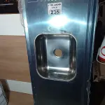 LOTE 235 - 01 PIA EM AÇO INOX CIMENTADA COM 01 CUBA MEDINDO 1,40M X 0,53CM. (NO ESTADO, LEILÃO NÃO TEM GARANTIA E NEM DEVOLUÇÃO, SUJEITO A POSSÍVEIS AVARIAS VISÍVEIS/OCULTAS E/OU AUSÊNCIA DE COMPONENTES).