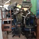 LOTE 445 - 01 LOTE COM GRANDE QUANTIDADE DE CADEIRAS DE ESCRITÓRIO PARA RETIRADA DE PEÇAS. (NO ESTADO, LEILÃO NÃO TEM GARANTIA E NEM DEVOLUÇÃO, SUJEITO A POSSÍVEIS AVARIAS VISÍVEIS/OCULTAS E/OU AUSÊNCIA DE COMPONENTES).