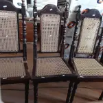 LOTE 255 - 06 CADEIRAS EM MADEIRA ENTALHADA COM DETALHES EM FIBRA SINTÉTICA. (NO ESTADO, LEILÃO NÃO TEM GARANTIA E NEM DEVOLUÇÃO, SUJEITO A POSSÍVEIS AVARIAS VISÍVEIS/OCULTAS E/OU AUSÊNCIA DE COMPONENTES).
