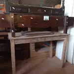 LOTE 456 - 03 MESAS EM MADEIRA MODELOS DIVERSOS COM AVARIAS. (NO ESTADO, LEILÃO NÃO TEM GARANTIA E NEM DEVOLUÇÃO, SUJEITO A POSSÍVEIS AVARIAS VISÍVEIS/OCULTAS E/OU AUSÊNCIA DE COMPONENTES).