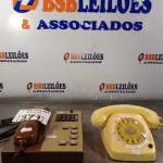 LOTE 371 - 02 APARELHOS DE TELEFONE ANTIGOS. (NO ESTADO, LEILÃO NÃO TEM GARANTIA E NEM DEVOLUÇÃO, SUJEITO A POSSÍVEIS AVARIAS VISÍVEIS/OCULTAS E/OU AUSÊNCIA DE COMPONENTES).