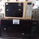 LOTE 241 - 02 MICRO-ONDAS MARCAS E MODELOS DIVERSOS PARA RETIRADA DE PEÇAS. (NO ESTADO, LEILÃO NÃO TEM GARANTIA E NEM DEVOLUÇÃO, SUJEITO A POSSÍVEIS AVARIAS VISÍVEIS/OCULTAS E/OU AUSÊNCIA DE COMPONENTES).