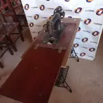 LOTE 424 - 01 MÁQUINA DE COSTURA MARCA SINGER COM AVARIAS. (NO ESTADO, LEILÃO NÃO TEM GARANTIA E NEM DEVOLUÇÃO, SUJEITO A POSSÍVEIS AVARIAS VISÍVEIS/OCULTAS E/OU AUSÊNCIA DE COMPONENTES).