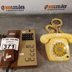 LOTE 371 - 02 APARELHOS DE TELEFONE ANTIGOS. (NO ESTADO, LEILÃO NÃO TEM GARANTIA E NEM DEVOLUÇÃO, SUJEITO A POSSÍVEIS AVARIAS VISÍVEIS/OCULTAS E/OU AUSÊNCIA DE COMPONENTES).
