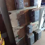 LOTE 232 - 01 QUADRO ELÉTRICO ANTIGO. (NO ESTADO, LEILÃO NÃO TEM GARANTIA E NEM DEVOLUÇÃO, SUJEITO A POSSÍVEIS AVARIAS VISÍVEIS/OCULTAS E/OU AUSÊNCIA DE COMPONENTES).