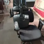 LOTE 394 - 03 CADEIRAS DE ESCRITÓRIO COM BASE GIRATÓRIA. (NO ESTADO, LEILÃO NÃO TEM GARANTIA E NEM DEVOLUÇÃO, SUJEITO A POSSÍVEIS AVARIAS VISÍVEIS/OCULTAS E/OU AUSÊNCIA DE COMPONENTES).