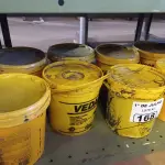 LOTE 168 - 10 BALDES DE VEDACIT 3,6L SENDO PRIMER E MASSA ASFÁLTICA DIVERSOS. (NO ESTADO, LEILÃO NÃO TEM GARANTIA E NEM DEVOLUÇÃO, SUJEITO A POSSÍVEIS AVARIAS VISÍVEIS/OCULTAS E/OU AUSÊNCIA DE COMPONENTES).
