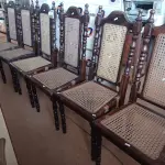 LOTE 255 - 06 CADEIRAS EM MADEIRA ENTALHADA COM DETALHES EM FIBRA SINTÉTICA. (NO ESTADO, LEILÃO NÃO TEM GARANTIA E NEM DEVOLUÇÃO, SUJEITO A POSSÍVEIS AVARIAS VISÍVEIS/OCULTAS E/OU AUSÊNCIA DE COMPONENTES).