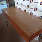 LOTE 468 - 01 APARADOR COM BASE DE FERRO, TAMPO DE MADEIRA COM 02 TAMPOS SOBRESSALENTES. (NO ESTADO, LEILÃO NÃO TEM GARANTIA E NEM DEVOLUÇÃO, SUJEITO A POSSÍVEIS AVARIAS VISÍVEIS/OCULTAS E/OU AUSÊNCIA DE COMPONENTES).