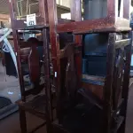 LOTE 423 - 04 CADEIRAS EM MADEIRA. (NO ESTADO, LEILÃO NÃO TEM GARANTIA E NEM DEVOLUÇÃO, SUJEITO A POSSÍVEIS AVARIAS VISÍVEIS/OCULTAS E/OU AUSÊNCIA DE COMPONENTES).