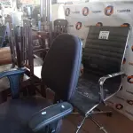 LOTE 426 - 02 CADEIRAS DE ESCRITÓRIO COM BASE GIRATÓRIA. (NO ESTADO, LEILÃO NÃO TEM GARANTIA E NEM DEVOLUÇÃO, SUJEITO A POSSÍVEIS AVARIAS VISÍVEIS/OCULTAS E/OU AUSÊNCIA DE COMPONENTES).