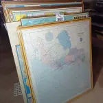 LOTE 307 - 01 LOTE COM VÁRIOS QUADROS DE ATLAS DIVERSOS. (NO ESTADO, LEILÃO NÃO TEM GARANTIA E NEM DEVOLUÇÃO, SUJEITO A POSSÍVEIS AVARIAS VISÍVEIS/OCULTAS E/OU AUSÊNCIA DE COMPONENTES).