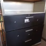 LOTE 396 - 01 ARMÁRIO DE AÇO COM 03 PORTAS. (NO ESTADO, LEILÃO NÃO TEM GARANTIA E NEM DEVOLUÇÃO, SUJEITO A POSSÍVEIS AVARIAS VISÍVEIS/OCULTAS E/OU AUSÊNCIA DE COMPONENTES).