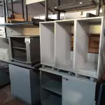 LOTE 447 - 01 LOTE COM VÁRIAS MESAS EM MADEIRA MARCAS E MODELOS DIVERSOS. (NO ESTADO, LEILÃO NÃO TEM GARANTIA E NEM DEVOLUÇÃO, SUJEITO A POSSÍVEIS AVARIAS VISÍVEIS/OCULTAS E/OU AUSÊNCIA DE COMPONENTES).