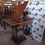 LOTE 424 - 01 MÁQUINA DE COSTURA MARCA SINGER COM AVARIAS. (NO ESTADO, LEILÃO NÃO TEM GARANTIA E NEM DEVOLUÇÃO, SUJEITO A POSSÍVEIS AVARIAS VISÍVEIS/OCULTAS E/OU AUSÊNCIA DE COMPONENTES).