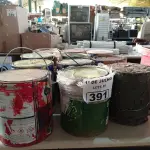 LOTE 391 - 01 LOTE COM VÁRIAS LATAS DE TINTA 3,6L CORES DIVERSAS COM AVARIAS. (NO ESTADO, LEILÃO NÃO TEM GARANTIA E NEM DEVOLUÇÃO, SUJEITO A POSSÍVEIS AVARIAS VISÍVEIS/OCULTAS E/OU AUSÊNCIA DE COMPONENTES).