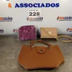 LOTE 228 - 03 - BOLSAS FEMININAS (NO ESTADO, NÃO SABEMOS SE FUNCIONA. LEILÃO NÃO TEM GARANTIA E NEM DEVOLUÇÃO, SUJEITO A POSSÍVEIS AVARIAS VISÍVEIS/OCULTAS E/OU AUSÊNCIA DE COMPONENTES)