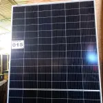 LOTE 015 - 01 - PAINEL SOLAR FOTOVOLTAICO (NO ESTADO, NÃO SABEMOS SE FUNCIONA. LEILÃO NÃO TEM GARANTIA E NEM DEVOLUÇÃO, SUJEITO A POSSÍVEIS AVARIAS VISÍVEIS/OCULTAS E/OU AUSÊNCIA DE COMPONENTES)